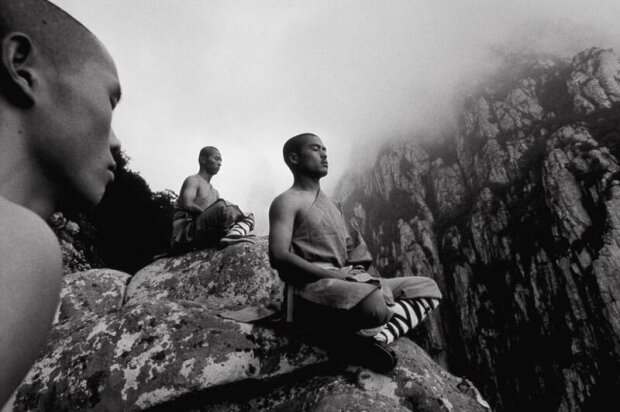 Невероятные возможности человеческого тела: как тренировались Шаолинские монахи
