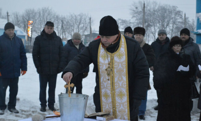 З кранів хмельничан полилася свята вода, Бог любить: з Водохрещем!