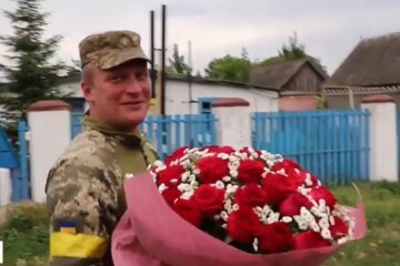 Зустріч воїна ЗСУ з матір'ю, facebook.com/UkrainianLandForces