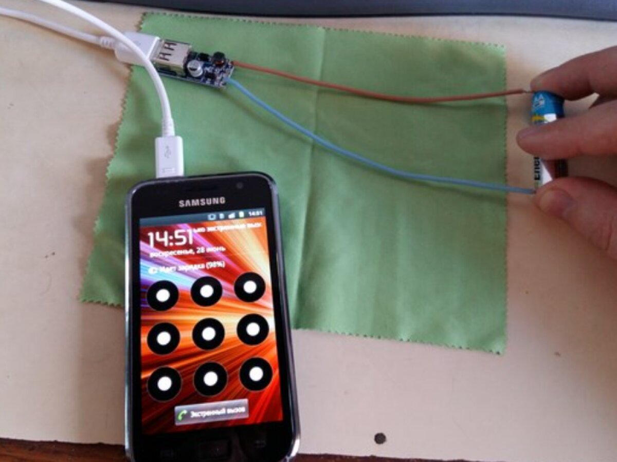 Зарядка сотового телефона от одной батарейки