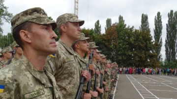 Мобілізовані чоловіки у військовій формі
