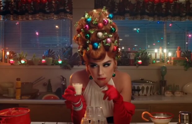 Кэти Перри, кадр из клипа на песню "The Making of 'Cozy Little Christmas'"