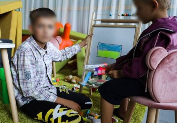 Підліток дивиться у вікно поїзда під час евакуації