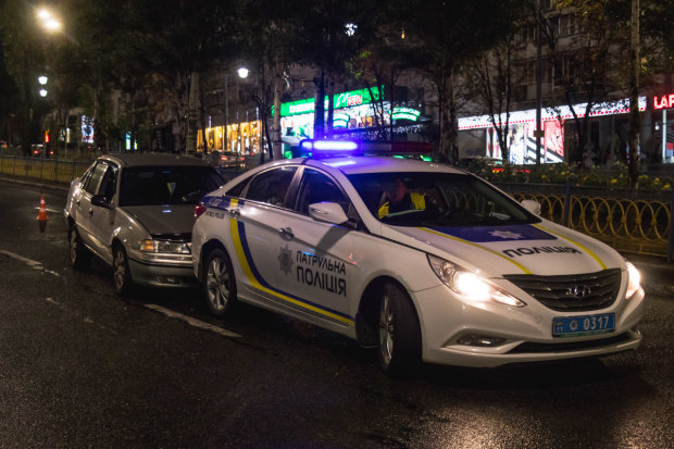 ДТП в Киеве: водитель протаранил маршрутку и заблокировал трамвайные пути