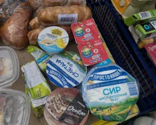 Просроченные молочные продукты возле метро Левобережная в Киеве