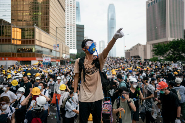 "Слава Україні! Героям слава!" докотилося до Китаю: на мітингу у Гонконгу трапилося нечуване, подробиці