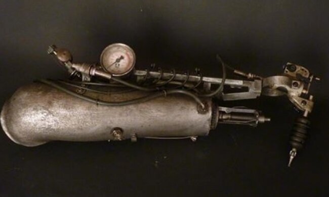 Однорукий майстер набиває татуювання за допомогою протеза