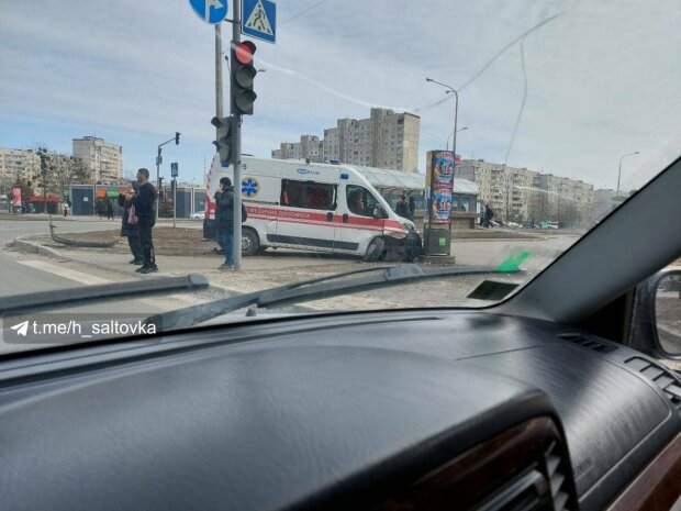 В Харькове легковушка протаранила медиков на скорой: "Везли маму с ребенком"