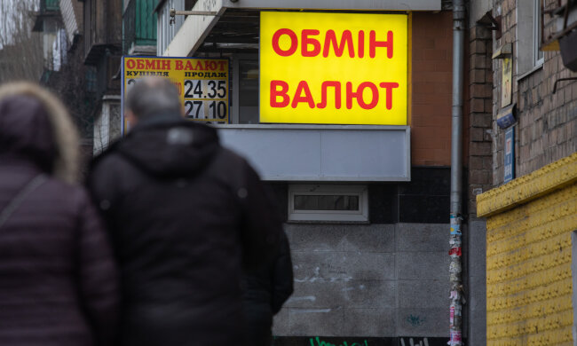 Курс валют на 3 березня змусив долар і євро сісти в калюжу