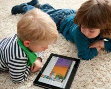 Комаровский объяснил, когда позволять ребенку пользоваться гаджетами