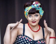 Учителя всей страны обнажились в поддержку уволенной коллеги