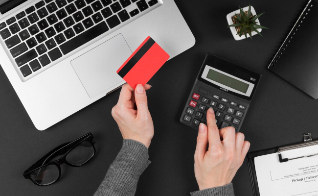 Банківська карта / фото: Freepik