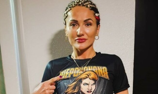 Боксерка в бікіні поцілувала суперницю і отримала удар у відповідь: відео дуелі поглядів