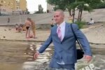 Киевлянин устал от жары и устроил заплыв сразу в костюме: "Его отец Ихтиандр"