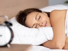 Дівчина спить, спати, сон, ліжко. Фото Медичний центр ОН Клінік