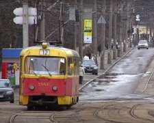 Киевляне "стопонули" наглых водителей, чтобы попасть на работу - прут по трамвайным путям, как танки