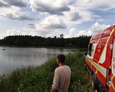 Під Києвом літак впав прямо у воду: водолази дістають тіла