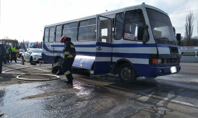 Забыли и уехали: под Киевом мужчина погиб из-за брошенного копами на дороге автобуса