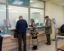 Пенсионеры в банке. Фото: сгенерированное ИИ
