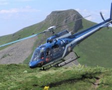 Пілот гелікоптера в Карпатах показав неймовірний трюк (відео)