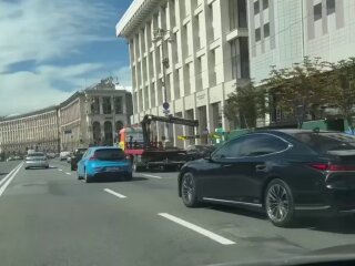 Эвакуатор забирает машину / фото: Telegram