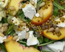 Салат с сыром и персиками, кадр из видео
