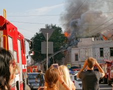 У центрі Харкова сильна пожежа, рятувальники евакуювали людей: під загрозою історична будівля