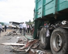 У Кенії вантажівка зім'яла пасажирський автобус: є жертви