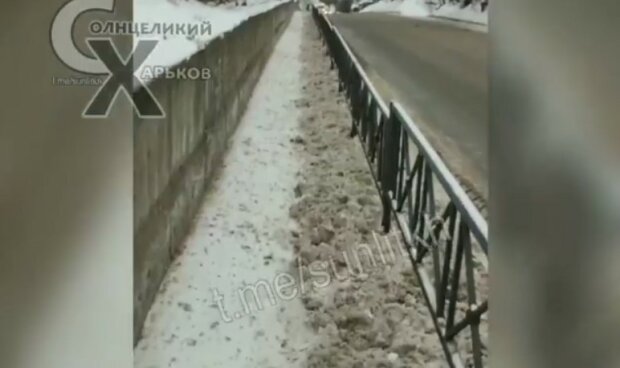 Снежную "катастрофу" харьковских коммунальщиков показали одним видео: "Месите грязь"