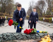 Зеленський одягнувся в траурний одяг і ледь стримав сльози, Гончарук з Разумковим не могли не підтримати