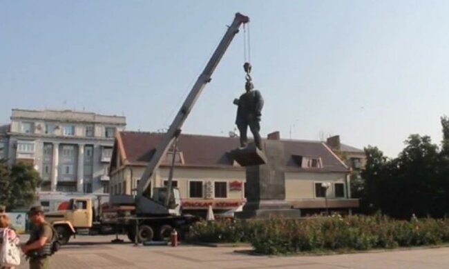 У Артемівську знесли пам'ятник Артему (відео)