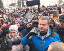 "Ви піаритесь на трагедії!": губернатор цинічно принизив чоловіка, який втратив трьох дітей, дружину і сестру під час пожежі в Кемерово