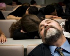 Вчені з'ясували, чому люди діляться на сов і жайворонків