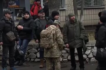 Выдача повестки. Фото: скрин youtube