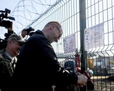 Стіна Яценюка: як грабували українців, аби "закритися" від Росії