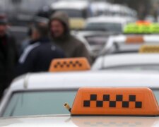Харків'яни накинулися на нещасного таксиста через пляшку: кадри не для слабкодухих