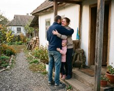 родина військового повернення додому обійми