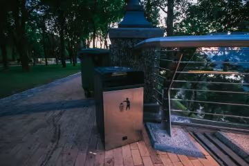 Сумнозвісний міст Кличка перетворився на сміттєзвалище: "рекорд" мера потонув у пляшках та пластику, фото