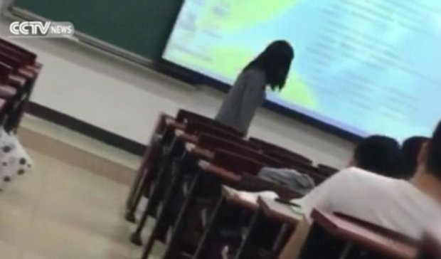 Китайські вчителі змушують дітей бити смартфони (відео)