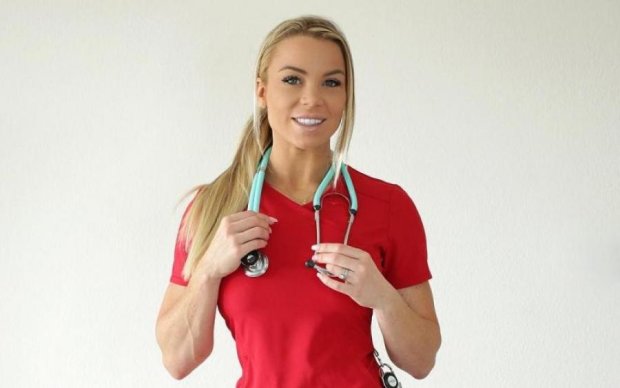 Найгарячіша медсестра світу показала, на що проміняла порятунок людей
