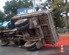 В Херсоне грузовик с помидорами столкнулся с легковой машиной (фото)