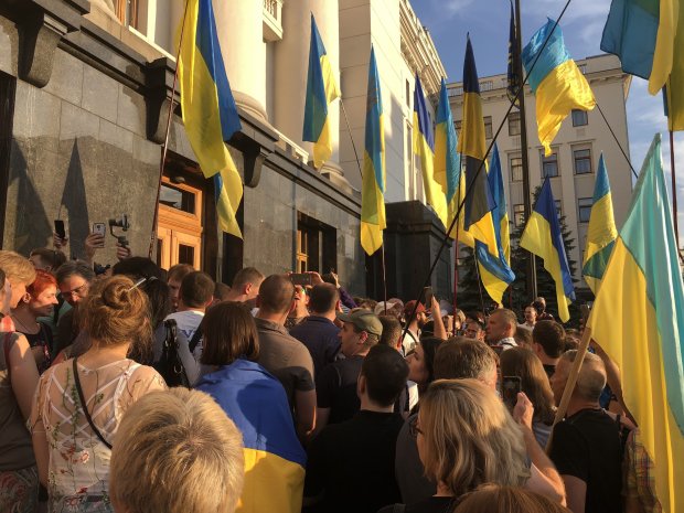 Під АП Зеленського відбулась акція "Зупини капітуляцію"
