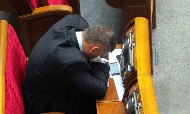 На работу, как на праздник: десятки депутатов бездельничают на заседаниях