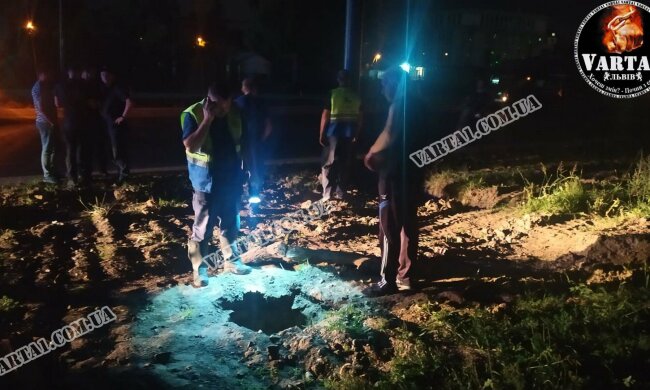 Во Львове под ногами парочки разверзлась бездна – рухнули с трехметровой высоты, не успев и пискнуть