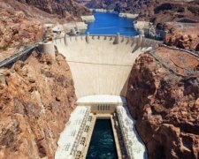 Вода з пляшки зруйнувала закони фізики