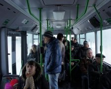 Совсем обалдели: киевского маршрутчика поймали на интересном занятии