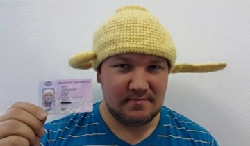 Росіянин їздить з друшляком на голові (фото)
