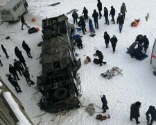 Переполненный автобус слетел с моста прямо в пропасть, десятки погибших: первые кадры и детали аварии