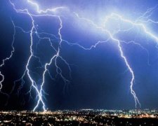Блискавка спалила чотири будинки на Чернігівщині