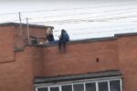 У Харкові підлітки влаштували вечірку на даху багатоповерхівки, очевидці посивіли - сидять на краю, звісивши ноги